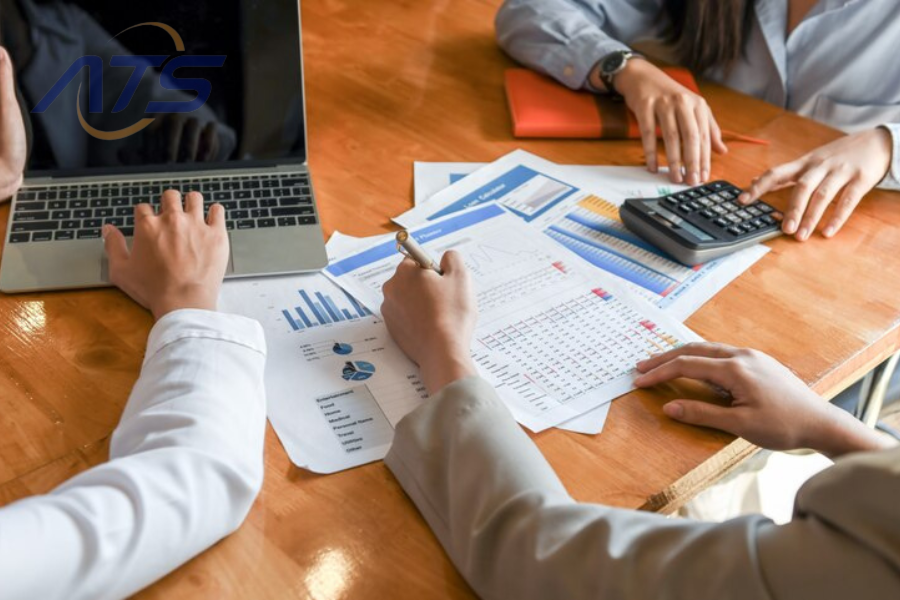 Ai là người chịu trách nhiệm trình bày thông tin BCTC?