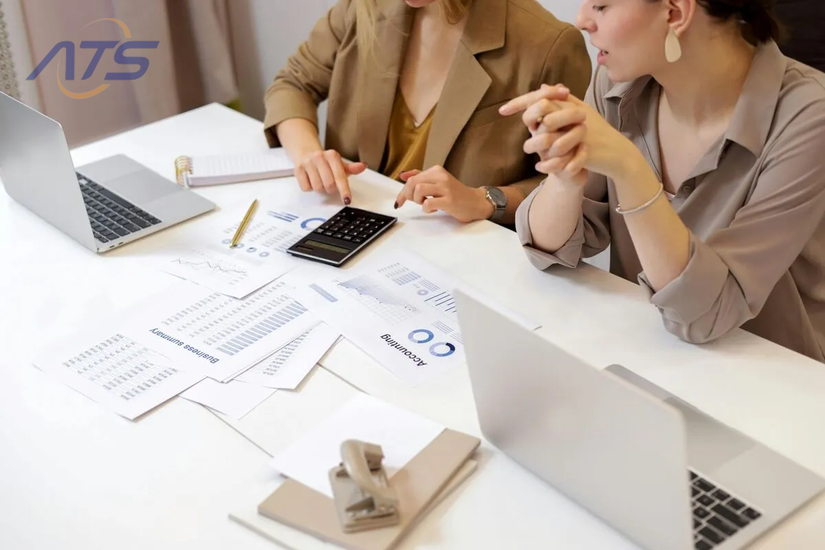 Tính cân đối của phương trình kế toán thể hiện thế nào?
